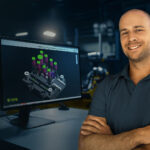 Mike Aldinger vor CAD-3D-Modell in moderner Werkstatt – technisches Know-how bei Aldinger Solutions