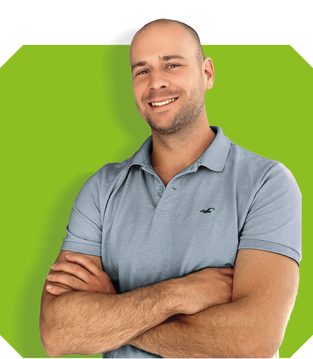 Mike Aldinger mit verschränkten Armen vor grünem Hintergrund – Gründer von Aldinger Solutions